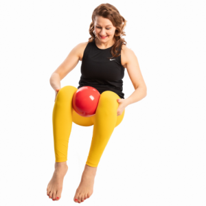 Pilatespallo on monipuolinen pienväline. Sen avulla pystyt lisäämään pilates-harjoituksesi tehoa. Pilatespallon kanssa harjoittelu lisää keskivartaloon vahvuutta, kestävyyttä sekä haastaa tasapainoa.