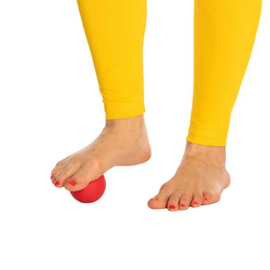 Hierontapallo esiin ja avaa jumit. Pallo tunnetaan myös nimellä fascia pallo. Sen avulla on helppo hieroa esimerkiksi jalkapohjaa, pakaroita sekä niska- ja hartiaseutua.