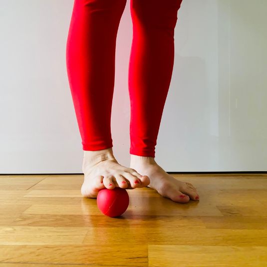 Jalkakivuista eroon painelemalla ja pumppaamalla jalan alla palloa. Tämä hieroo jalkapohjaa ja stimuloi verenkiertoa, mikä auttaa rentouttamaan jalkoja ja parantamaan niiden liikkuvuutta.