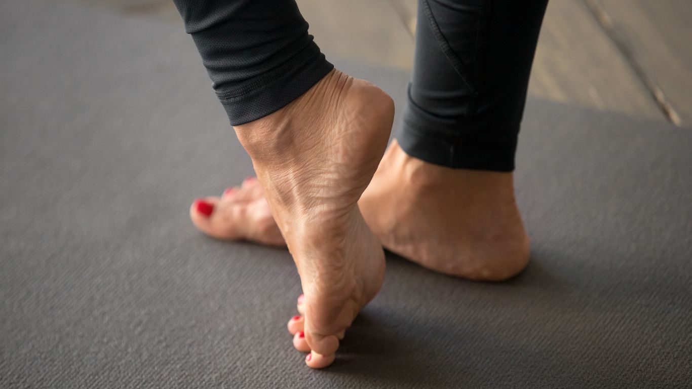 Jalkakivuista eroon! Jalkaterä on usein aliarvostettu, mutta se on kehomme perusta, joka kantaa meitä päivittäin. Jalkaterän hyvinvointi vaikuttaa koko kehon toimintaan, ja siksi sen hoitoon kannattaa kiinnittää erityistä huomiota.
